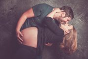 Schwangerschaftsshooting-mit-Partner-im-Fotostudio-Witten
