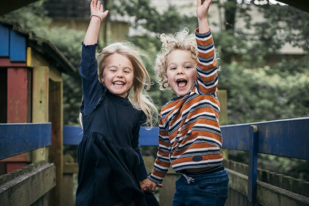 Zwei lachende Kita-Kinder – natürliche Kinderfotografie in NRW